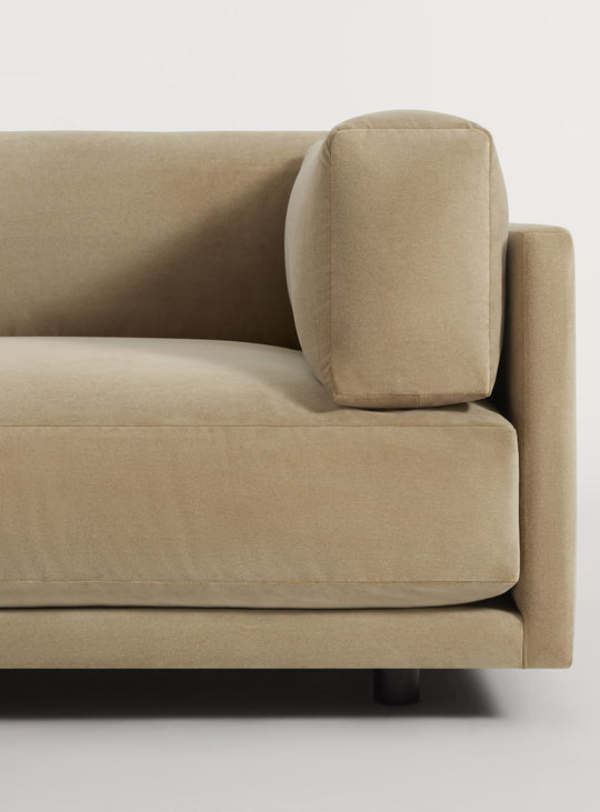 Sofa Blu Dot Sunday, canapé design aux lignes intemporelles. camel velvet