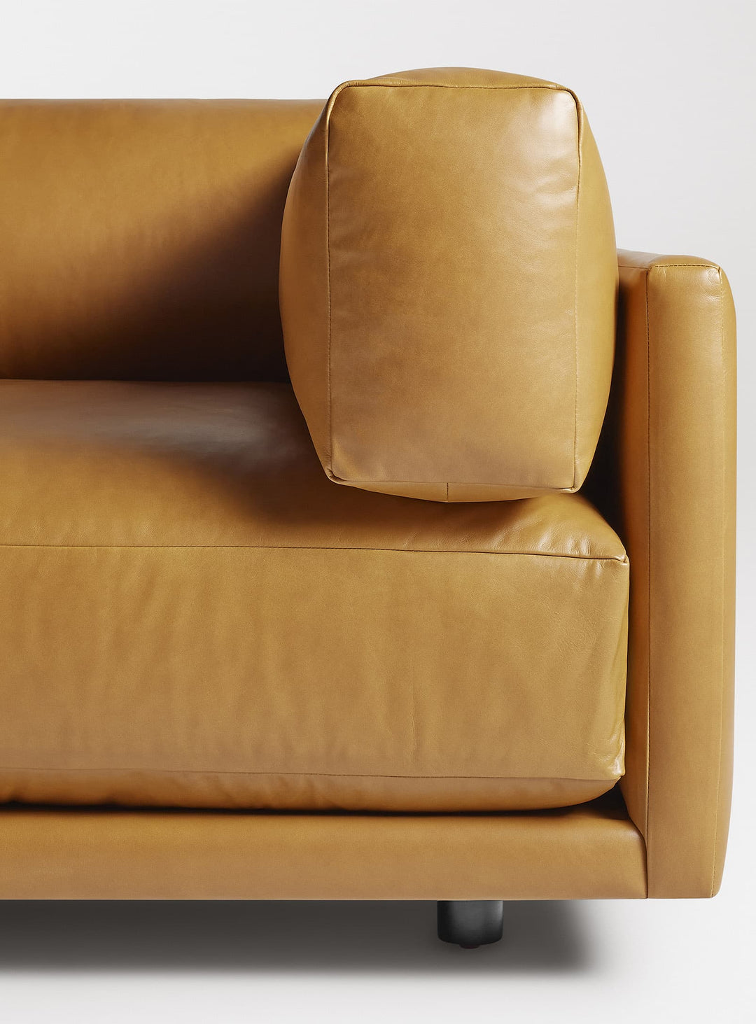 Sofa Blu Dot Sunday, canapé 3 places avec assise extra profonde. canyon leather