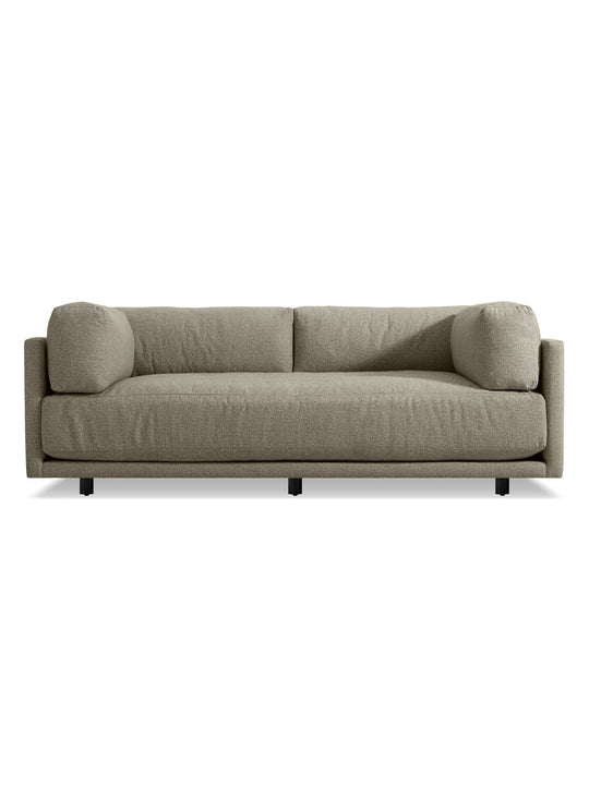 Sofa Sunday de Blu Dot : assise profonde et style raffiné. Sable foncé
