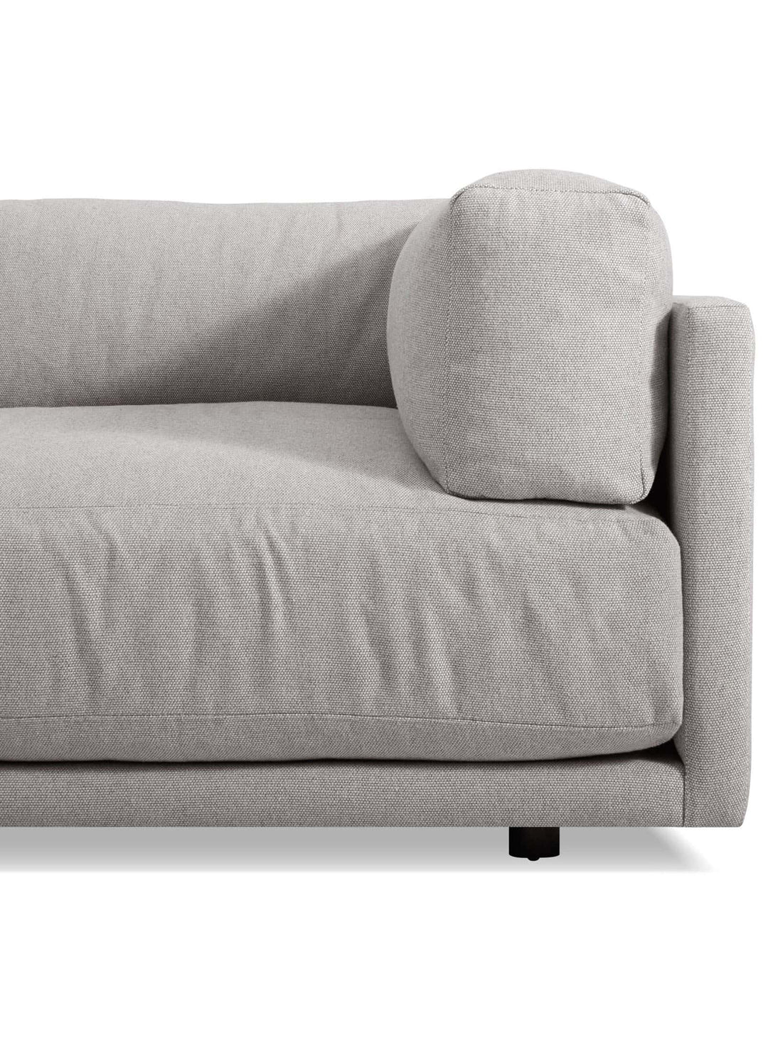 Sofa Sunday de Blu Dot : structure bois massif et confort durable. Gris.