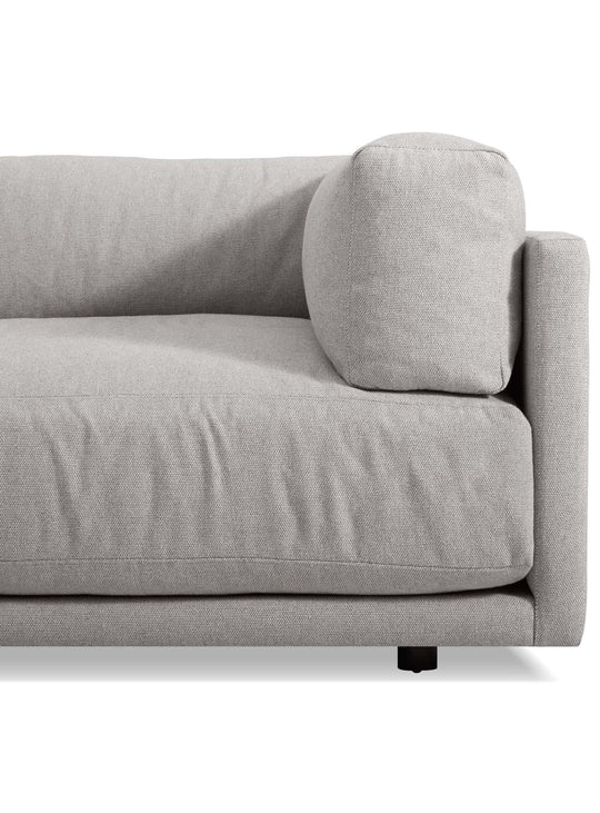 Sofa Sunday de Blu Dot : structure bois massif et confort durable. Gris.