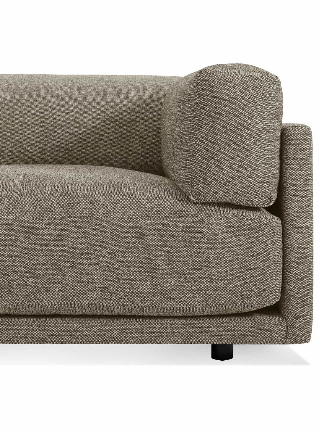 Blu Dot Sunday : sofa moelleux au style intemporel et accueillant. Sable foncé.