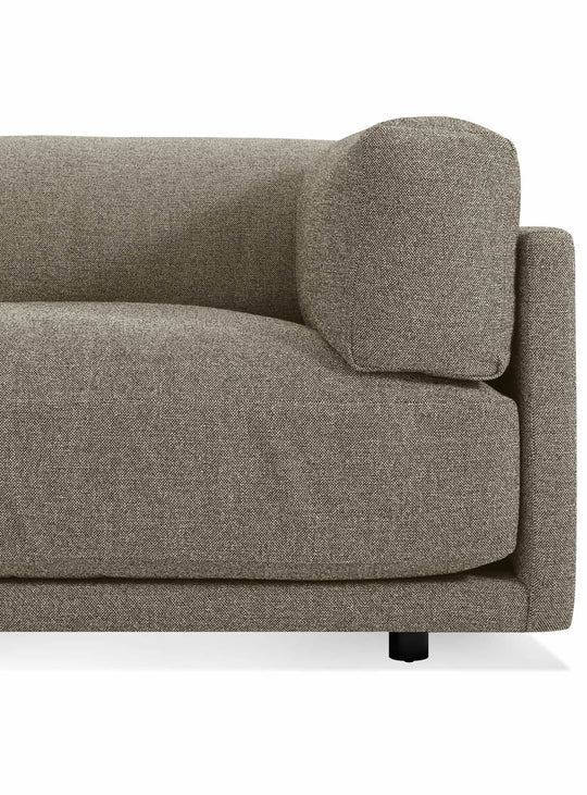 Blu Dot Sunday : sofa moelleux au style intemporel et accueillant. Sable foncé.