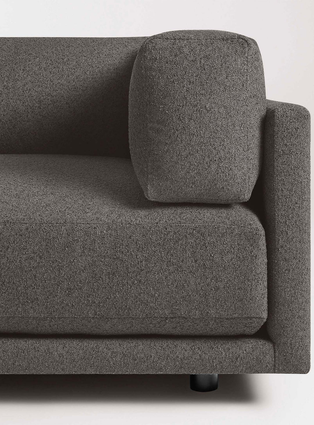 Blu Dot Sunday : sofa parfait pour chic et farniente. Charbon.