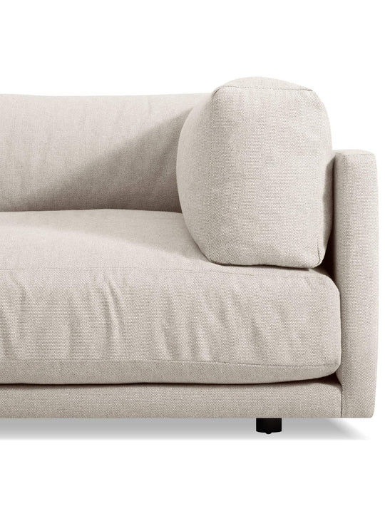 Sofa Sunday de Blu Dot : pieds discrets et lignes légères. Sable clair.