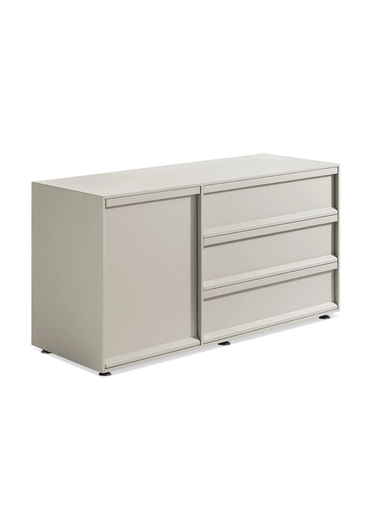 Découvrez le buffet Superchoice de Blu Dot avec 1 porte, 3 tiroirs et passages de câbles intégrés. putty
