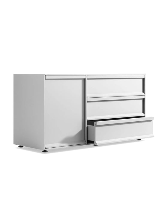 Buffet Blu Dot Superchoice avec 1 porte, 3 tiroirs et gestion des câbles pour un rangement bien pensé. blanc