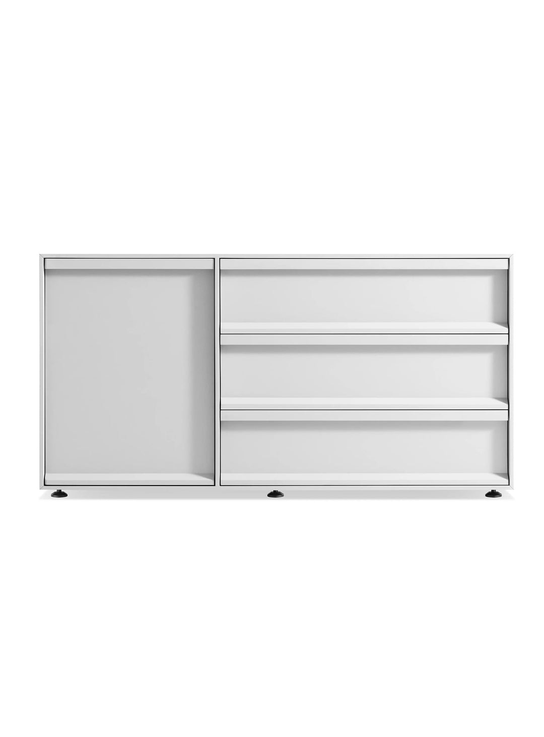 Buffet Superchoice de Blu Dot avec porte et tiroirs à fermeture douce pour une utilisation silencieuse. blanc
