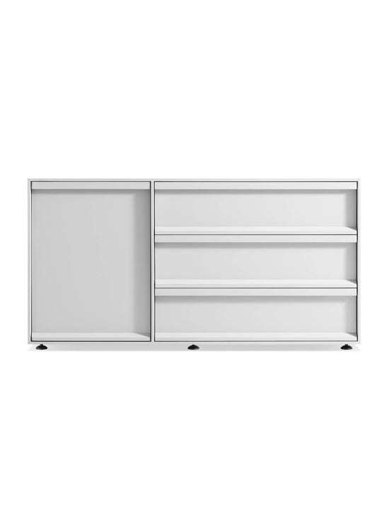 Buffet Superchoice de Blu Dot avec porte et tiroirs à fermeture douce pour une utilisation silencieuse. blanc