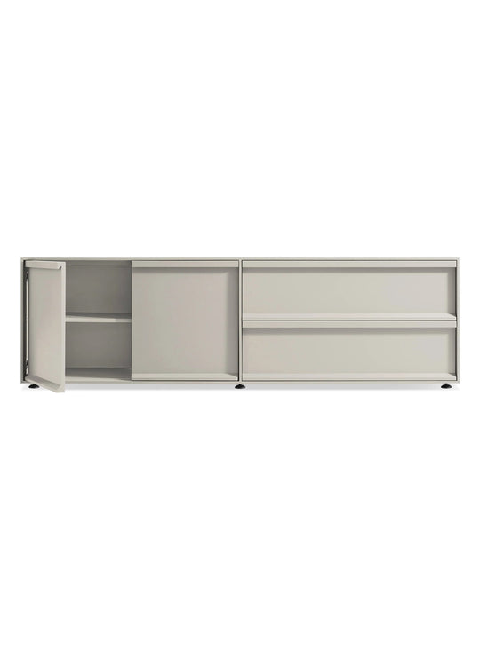 Buffet Superchoice de Blu Dot en bois d'ingénierie avec rangement fermé et finition peinte mate. putty