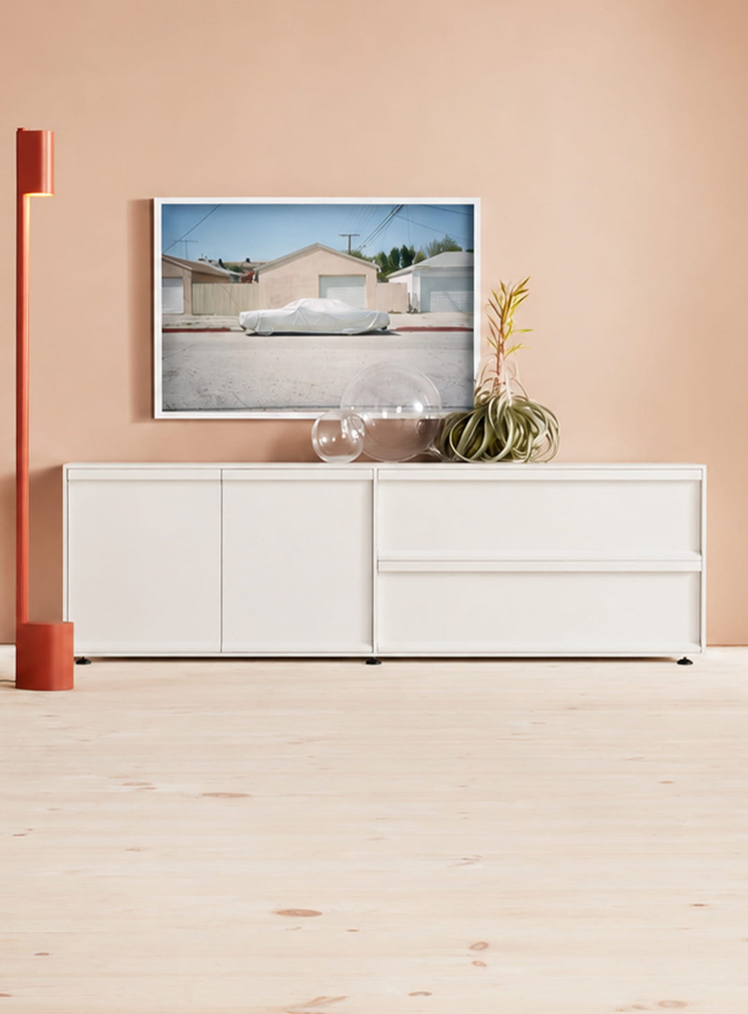 Buffet Superchoice de Blu Dot avec 2 portes, 2 tiroirs et fermeture douce pour un rangement polyvalent. blanc