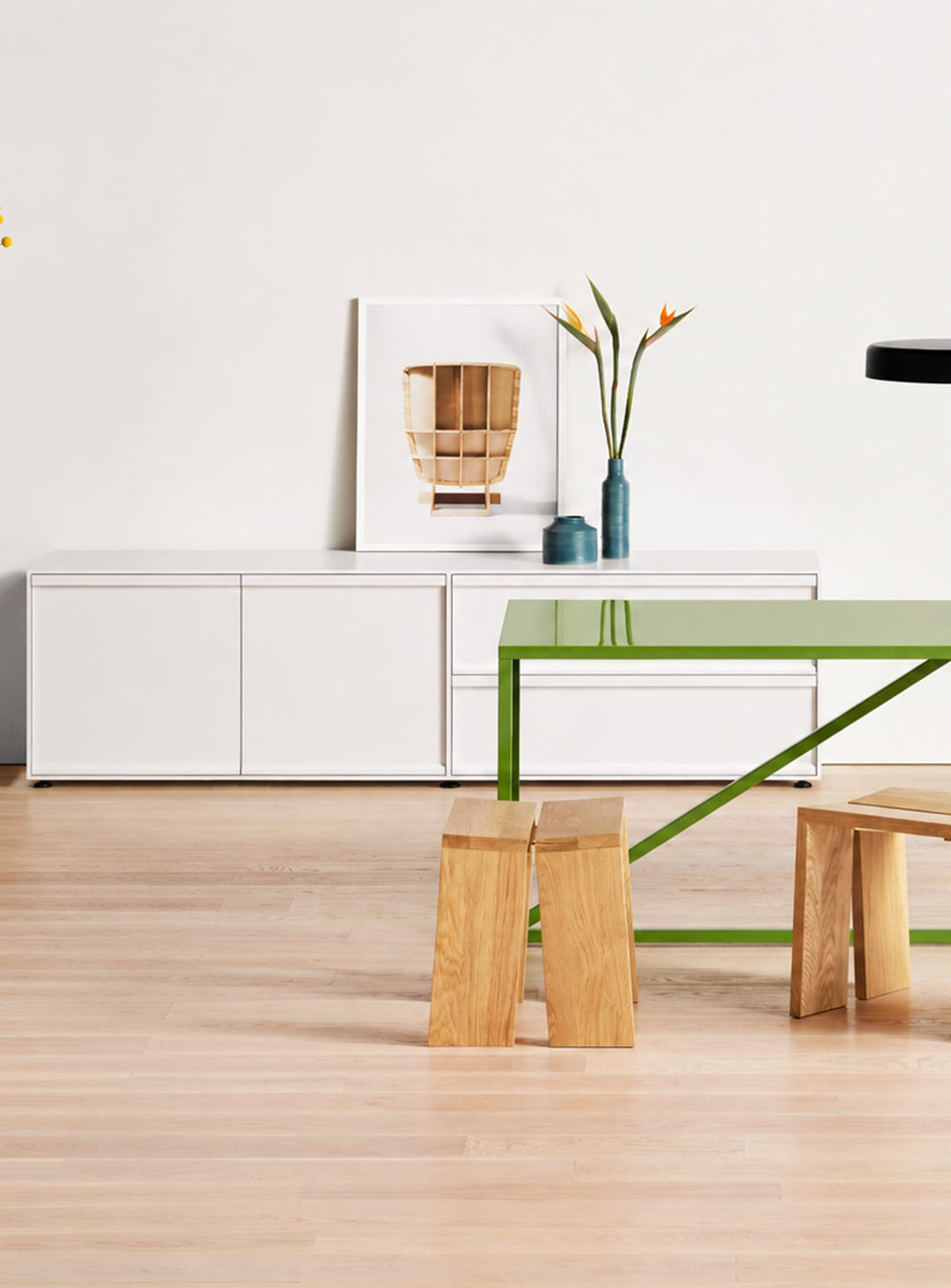 Buffet Blu Dot Superchoice avec fermeture douce, poignées discrètes et design contemporain minimaliste. blanc