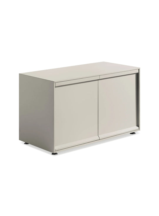 Découvrez le buffet Superchoice de Blu Dot, avec 2 portes, fermeture douce et gestion des câbles. putty