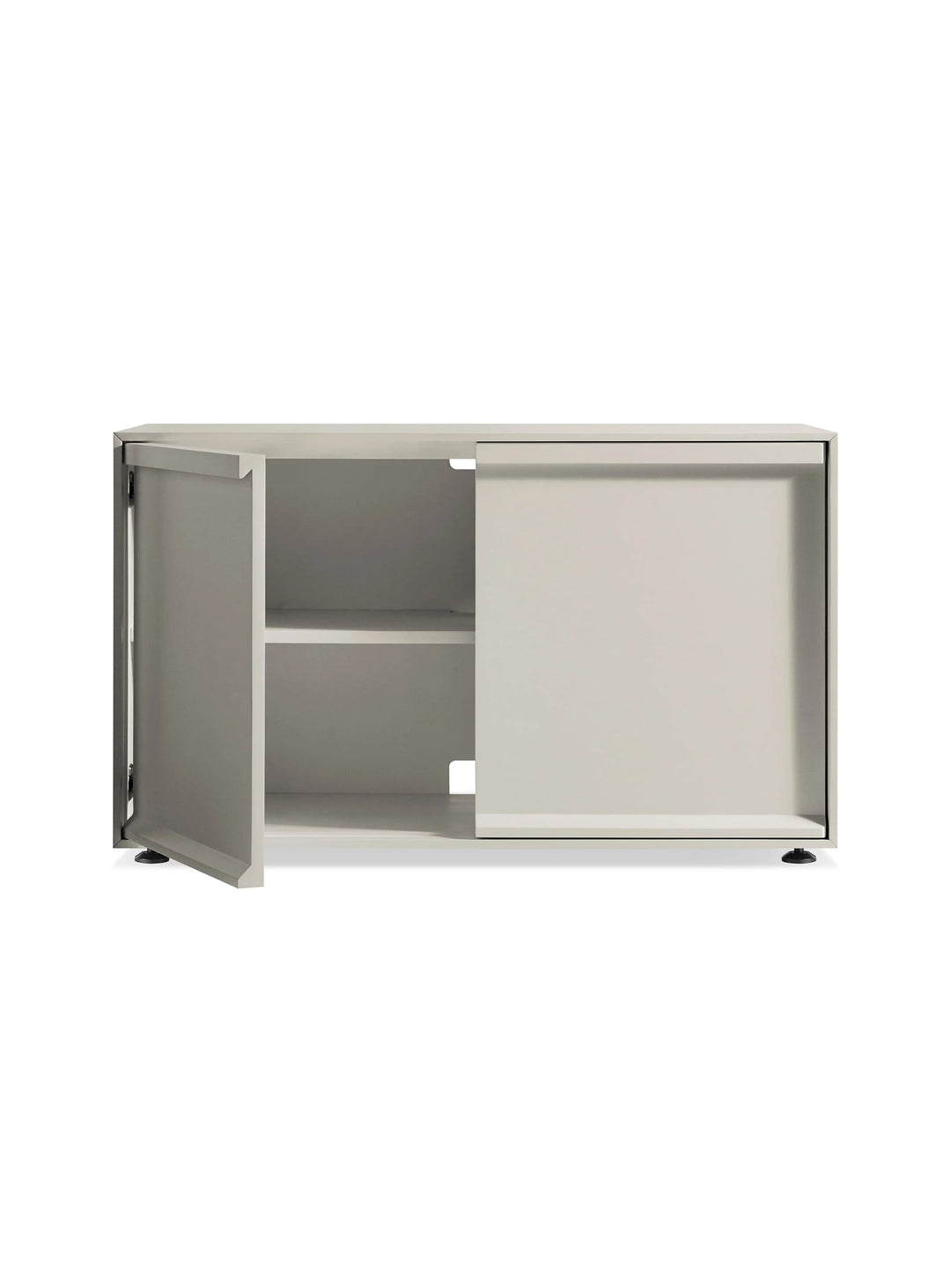 Buffet Superchoice de Blu Dot en bois d'ingénierie avec rangement fermé et élégante finition mate. putty