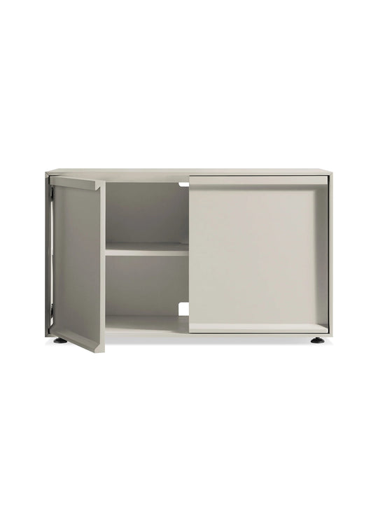 Buffet Superchoice de Blu Dot en bois d'ingénierie avec rangement fermé et élégante finition mate. putty
