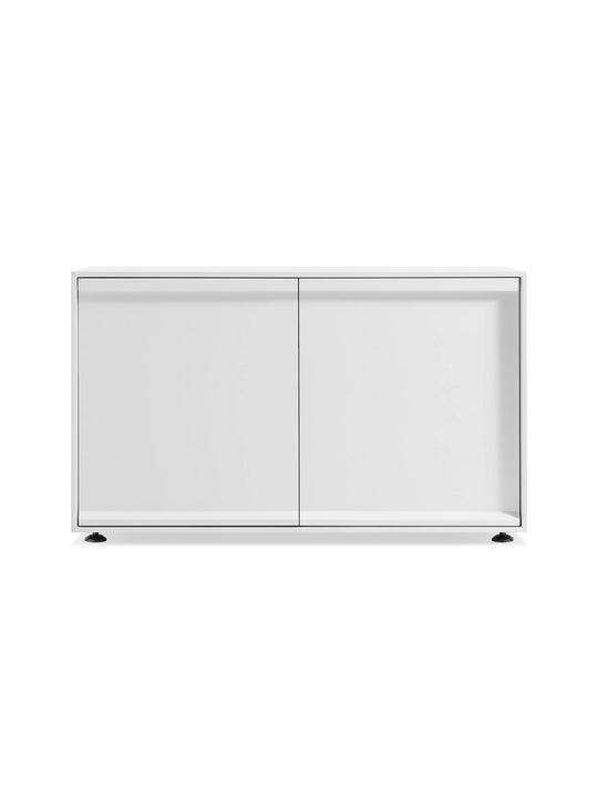 Buffet Blu Dot Superchoice à 2 portes avec passages de câbles, idéal pour le salon ou le bureau. blanc