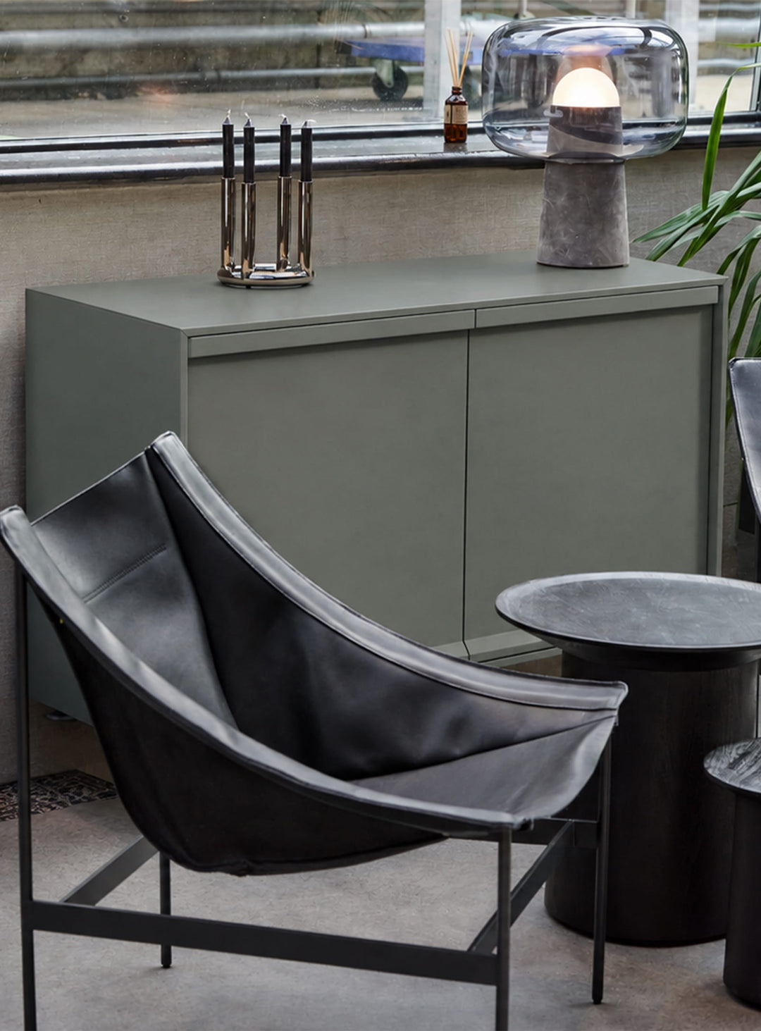 Buffet Superchoice de Blu Dot à 2 portes avec fermeture douce et passages de câbles intégrés. grey green