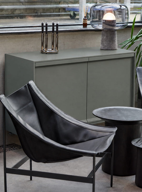 Buffet Superchoice de Blu Dot à 2 portes avec fermeture douce et passages de câbles intégrés. grey green