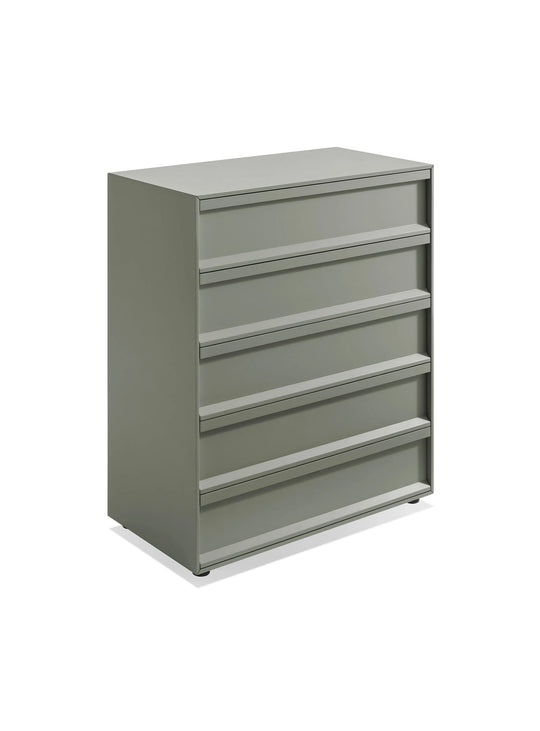 Commode Superchoice de Blu Dot à 5 tiroirs avec finition mate et élégantes poignées biseautées. grey green