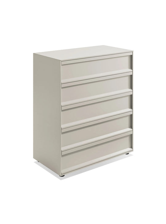 Découvrez la commode Superchoice de Blu Dot avec 5 tiroirs profonds et système de fermeture douce. putty