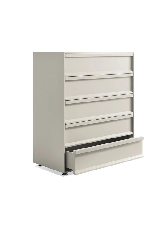 Commode Superchoice de Blu Dot en bois d'ingénierie avec 5 tiroirs et finition peinte mate. putty