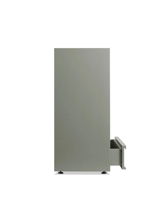 Commode Superchoice de Blu Dot avec 5 tiroirs profonds pour organiser vêtements, pulls et linge de maison. grey green