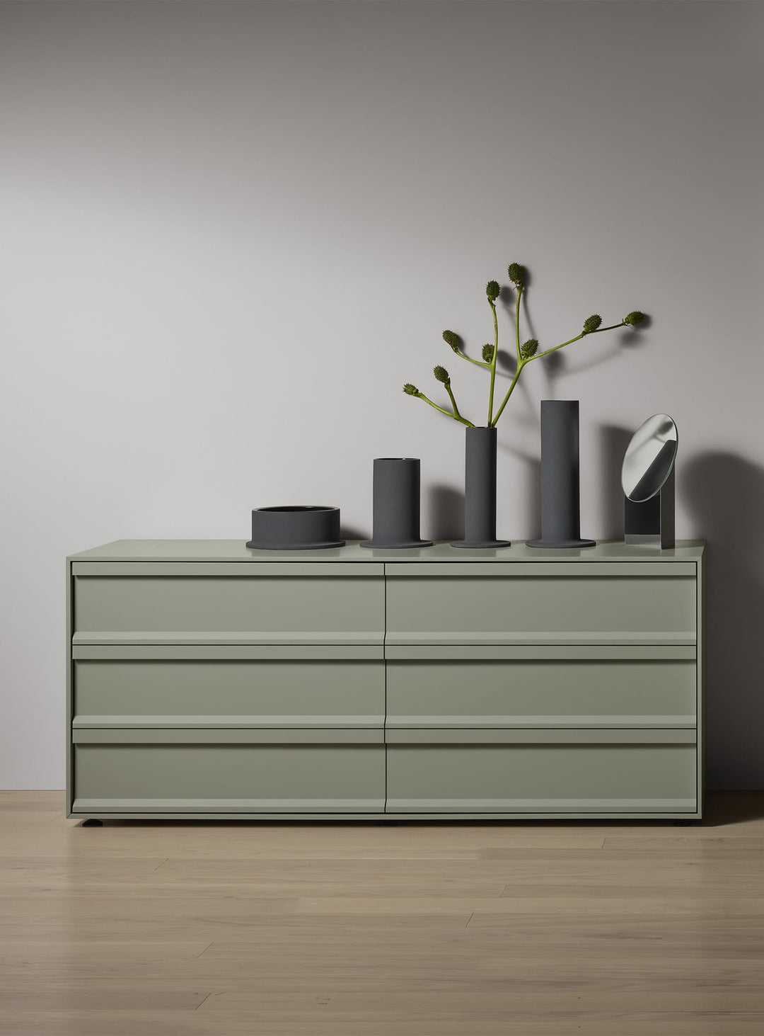 Commode Superchoice de Blu Dot avec 6 tiroirs à fermeture douce et design contemporain épuré. grey green