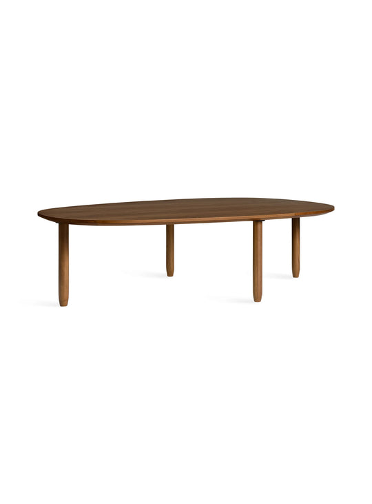 Table à café Swole Blu Dot, silhouette sculpturale et plateau aux formes douces. noyer