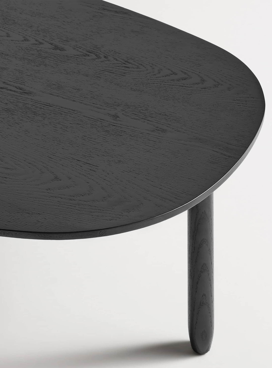 Table à café Swole Blu Dot, style organique et présence contemporaine affirmée. frene noir