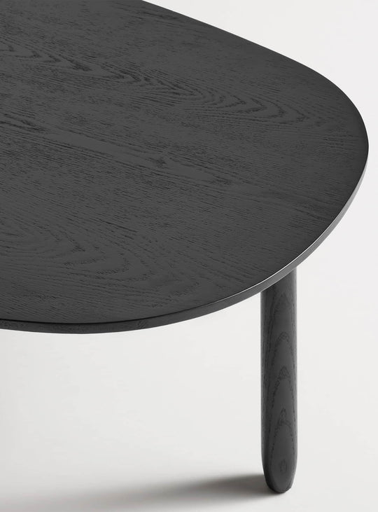Table à café Swole Blu Dot, style organique et présence contemporaine affirmée. frene noir