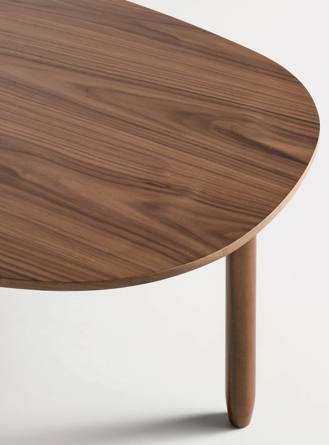 Table à café Swole Blu Dot, table basse en bois aux finitions soignées. noyer