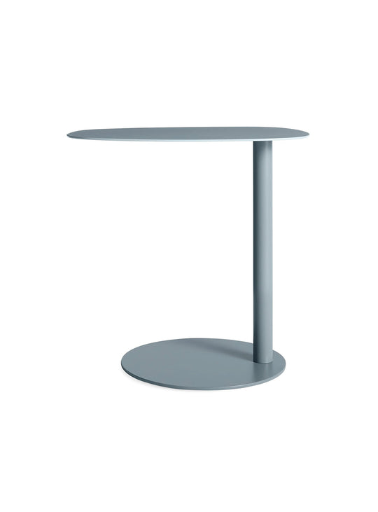 La table d'appoint Swole Blu Dot apporte une touche contemporaine à votre salon. grey blue