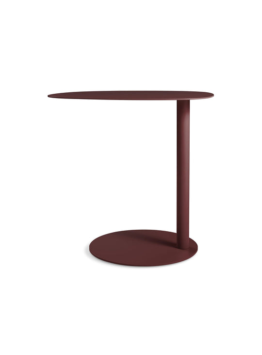 Table d'appoint Swole Blu Dot, un design unique qui conjugue style et praticité. oxblood