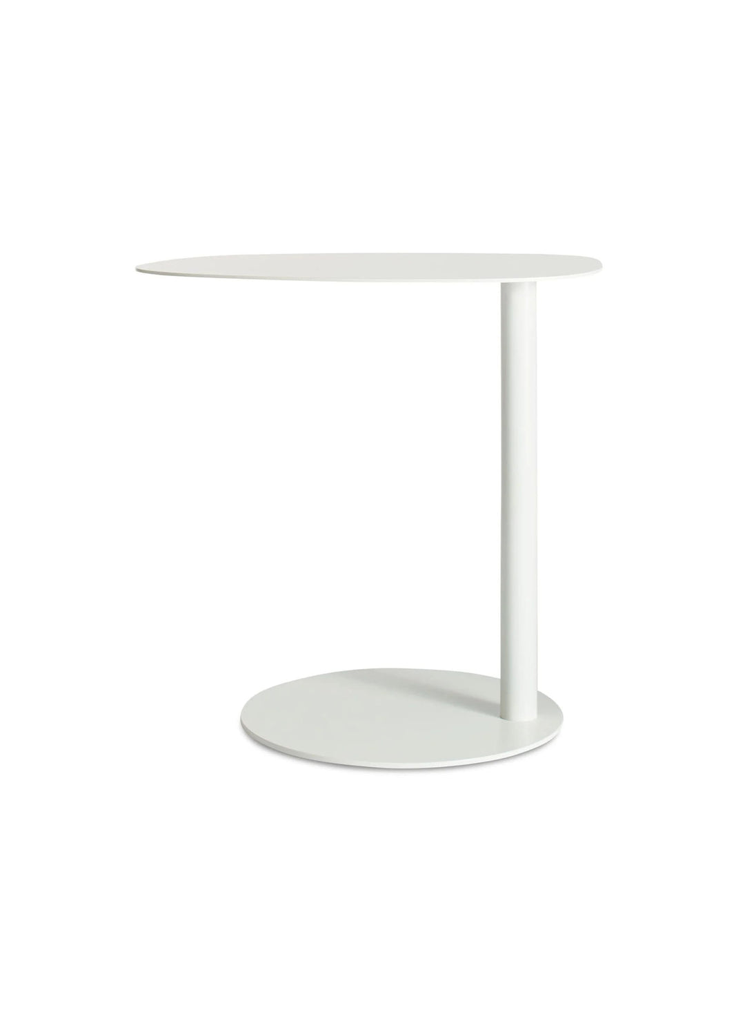 Table d'appoint Swole Blu Dot, une table moderne aux lignes organiques et épurées. blanc