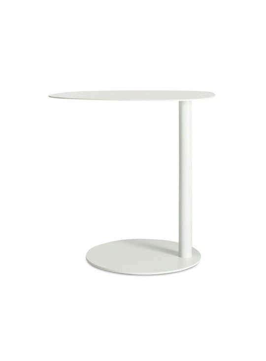 Table d'appoint Swole Blu Dot, une table moderne aux lignes organiques et épurées. blanc