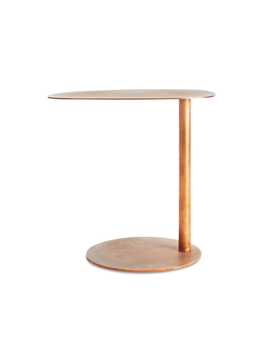 La table d'appoint Swole Blu Dot allie design sculptural et grande fonctionnalité. cuivre