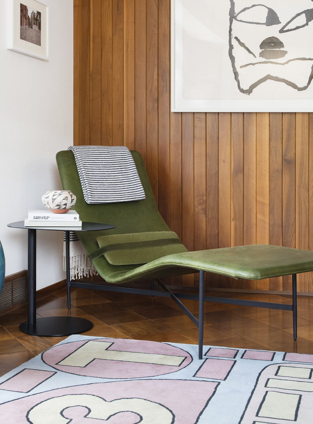 Table d'appoint Swole Blu Dot, une table élégante qui accompagne canapé et fauteuil. noir