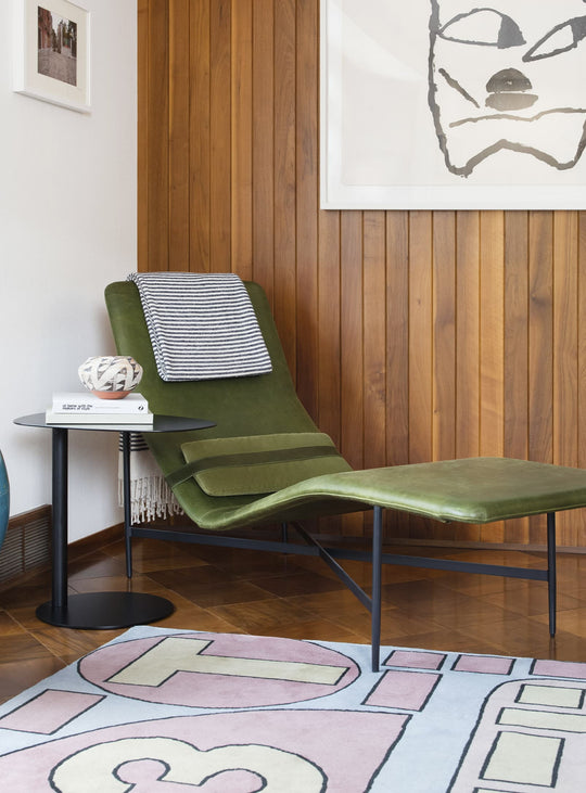 Table d'appoint Swole Blu Dot, une table élégante qui accompagne canapé et fauteuil. noir