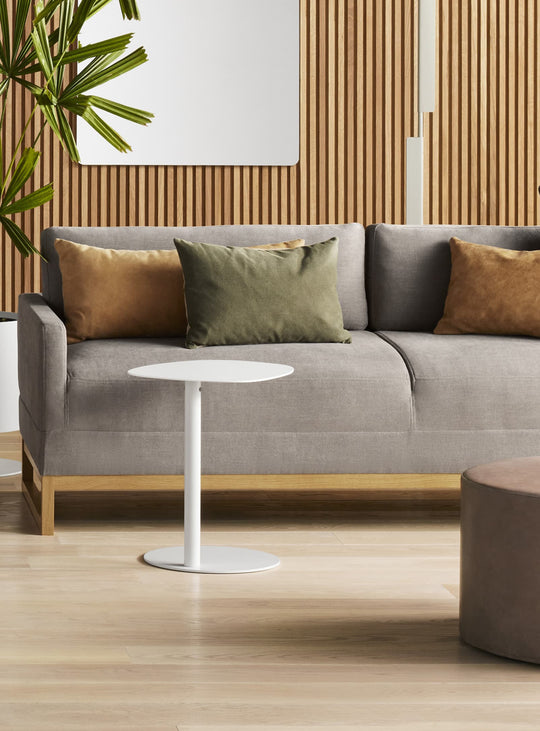Découvrez la table d'appoint Swole Blu Dot, un meuble en acier au style raffiné. blanc