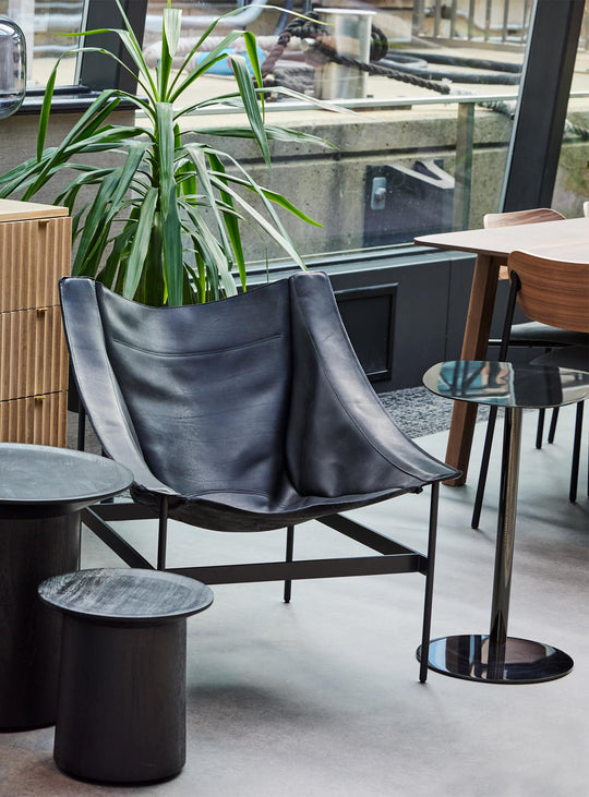 Table d'appoint Swole Blu Dot, un accent décoratif moderne pour le salon ou la chambre. nickel noir