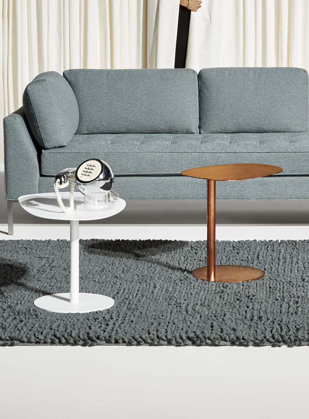 Table d'appoint Swole Blu Dot, une table design en acier aux formes sculpturales. blanc