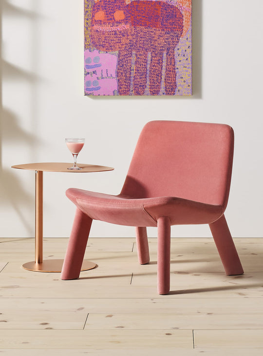 La table d'appoint Swole Blu Dot combine silhouette sculpturale et usage quotidien. cuivre