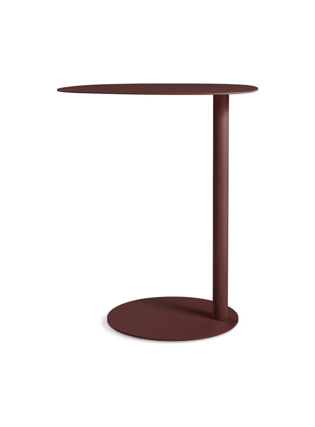 Découvrez la table d'appoint Swole Blu Dot, une pièce élégante au plateau organique. oxblood