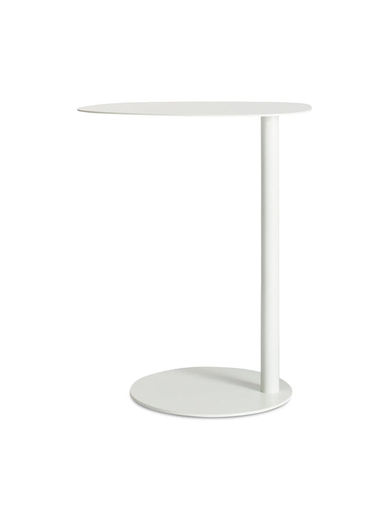 Table d'appoint Swole Blu Dot, un meuble design en acier pensé pour durer. blanc