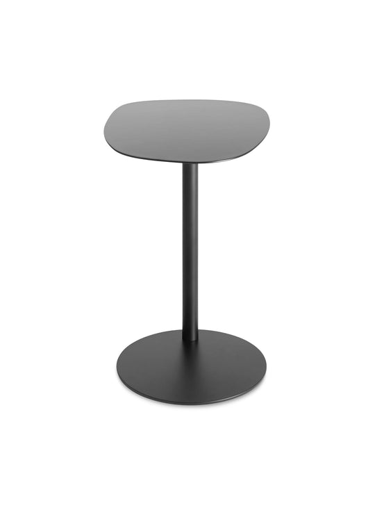 Découvrez la table d'appoint Swole Blu Dot, une pièce sculpturale aux lignes fluides. nickel noir