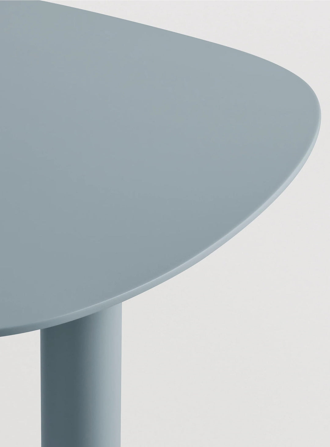 Table d'appoint Swole Blu Dot, un mobilier design disponible en finitions mates ou métalliques. grey blue