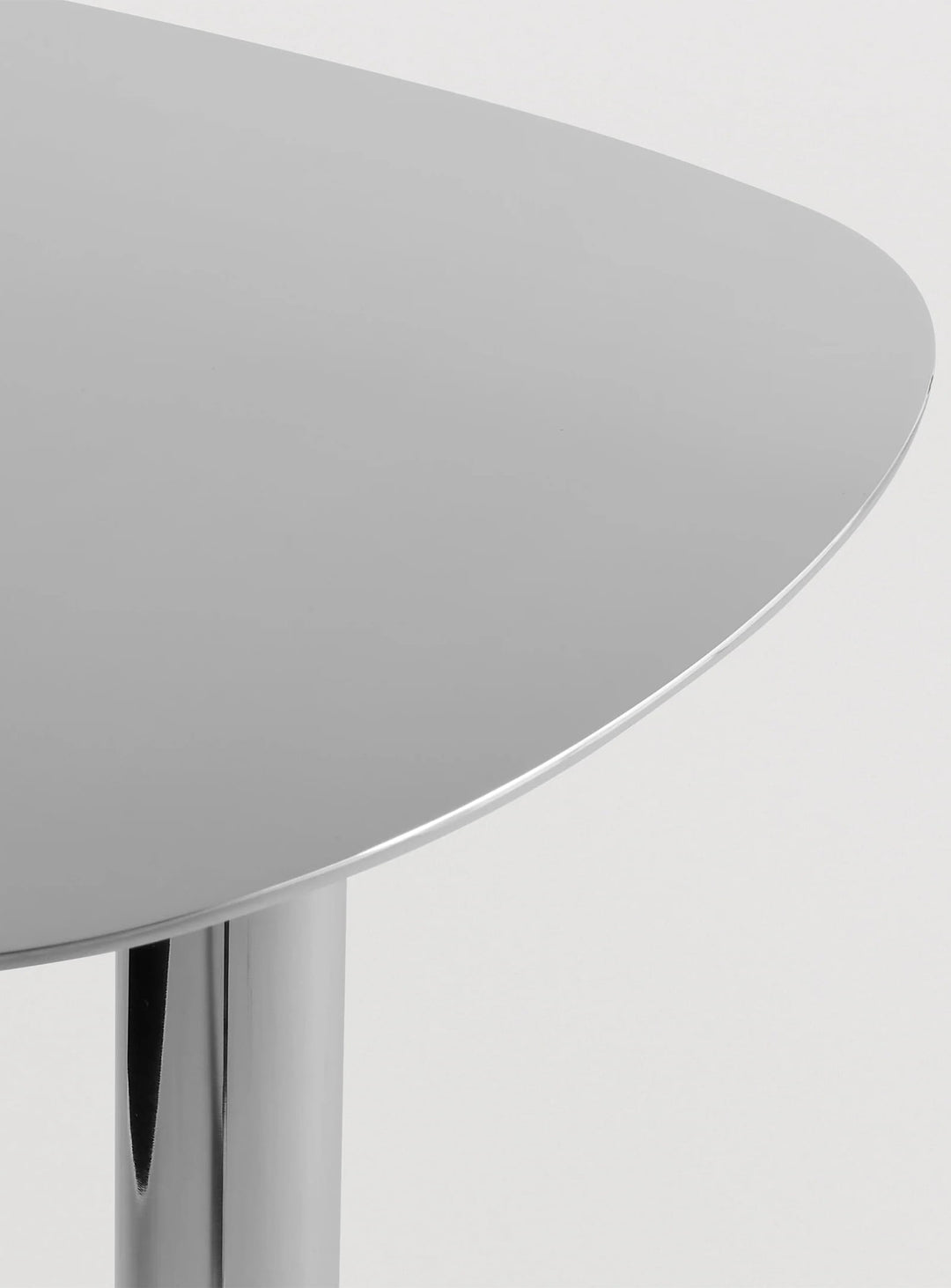 Table d'appoint Swole Blu Dot, un meuble contemporain au plateau à la forme unique. chrome