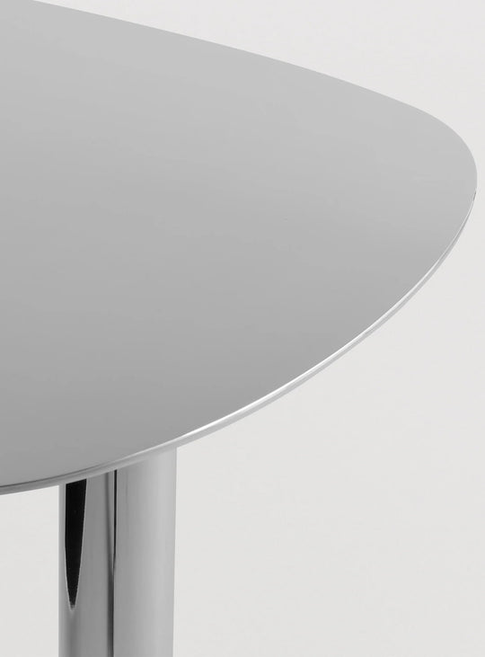 Table d'appoint Swole Blu Dot, un meuble contemporain au plateau à la forme unique. chrome