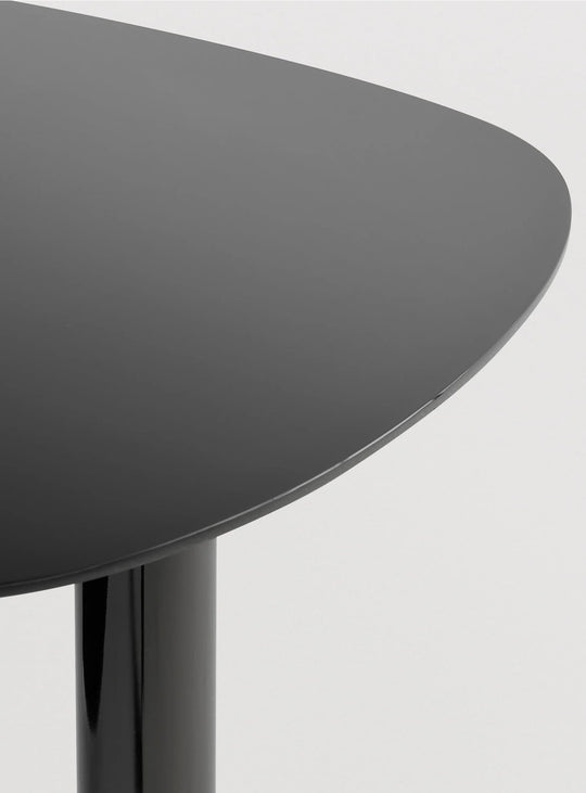 La table d'appoint Swole Blu Dot séduit par son design minimaliste et sa robustesse. nickel noir