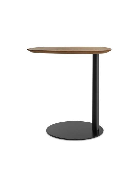 Table d’appoint Swole Blu Dot, plateau asymétrique et piètement graphique en acier. noyer